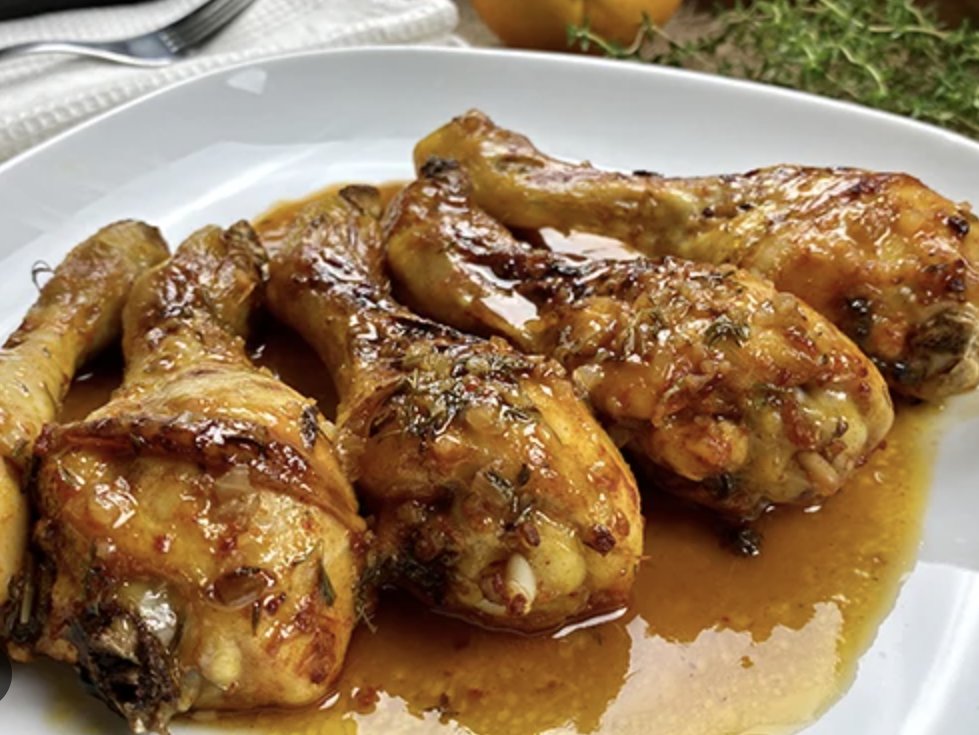 Ensalada de pepino con muslos de pollo al curry y lentejas con verduras